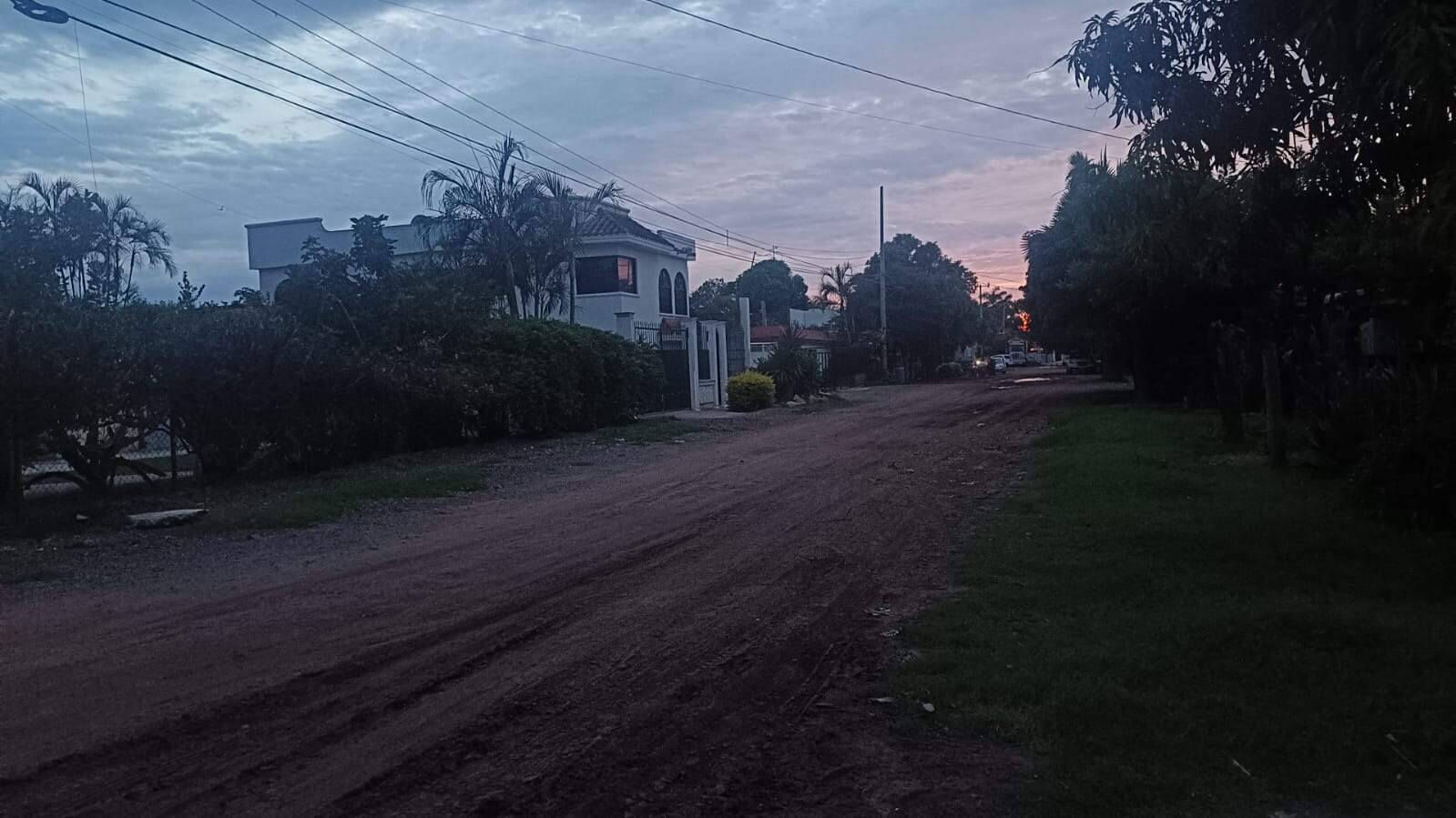 Vecinos de Compuertas llevan más de 10 horas sin luz; CFE no responde