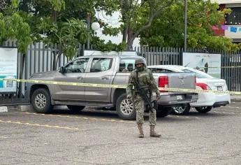 Aseguran camioneta con reporte de robo en estacionamiento público en el centro de Culiacán