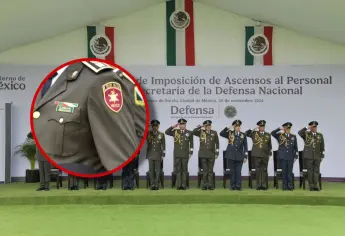 ¿Qué significan las insignias y símbolos visibles en los uniformes militares?