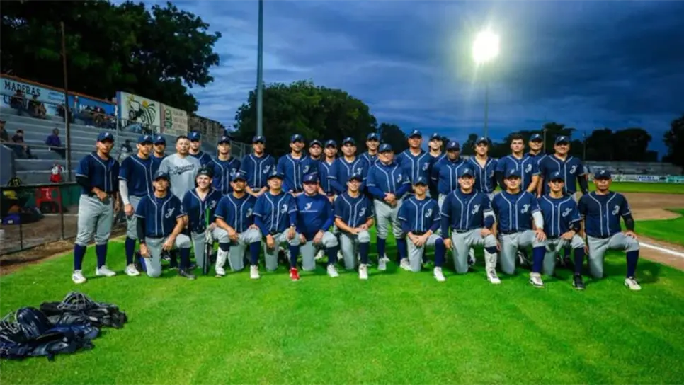 Además los Jaguares también usarán dos vestimentas especiales siendo una casaca de color negro con vivos dorados y uno en azul marino será utilizado durante los juegos de preparación