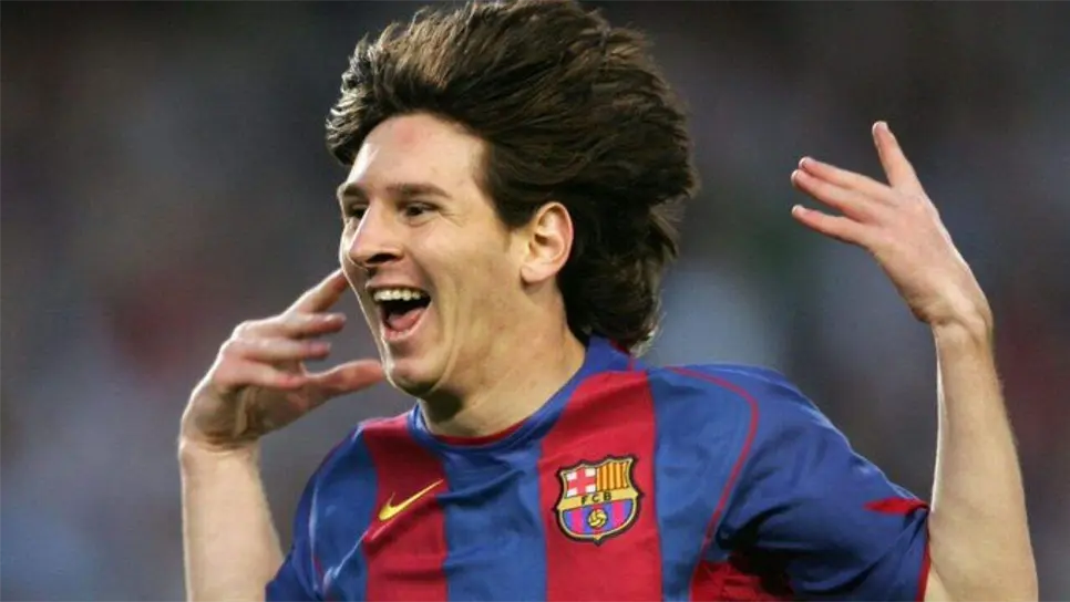 Y es que la tarjeta de Lionel Messi cuando este hacía su debut con el FC Barcelona fue vendida por la cantidad de 1.5 millones de dólares, donde el comprador realizó dicha oferta en una venta privada