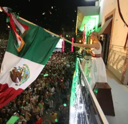 "Viva la Paz"; Estrella Palacios da el Grito de Independencia en Mazatlán ante miles de ciudadanos
