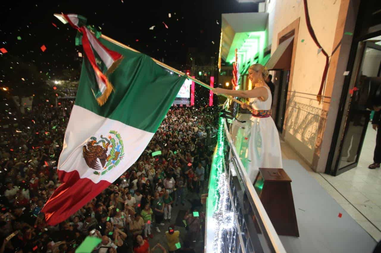 Viva la Paz; Estrella Palacios da el Grito de Independencia en Mazatlán ante miles de ciudadanos