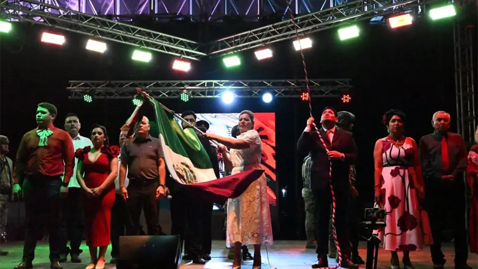 FOTO: Miles de familias celebran el primer Grito de Independencia de Juan José Ríos