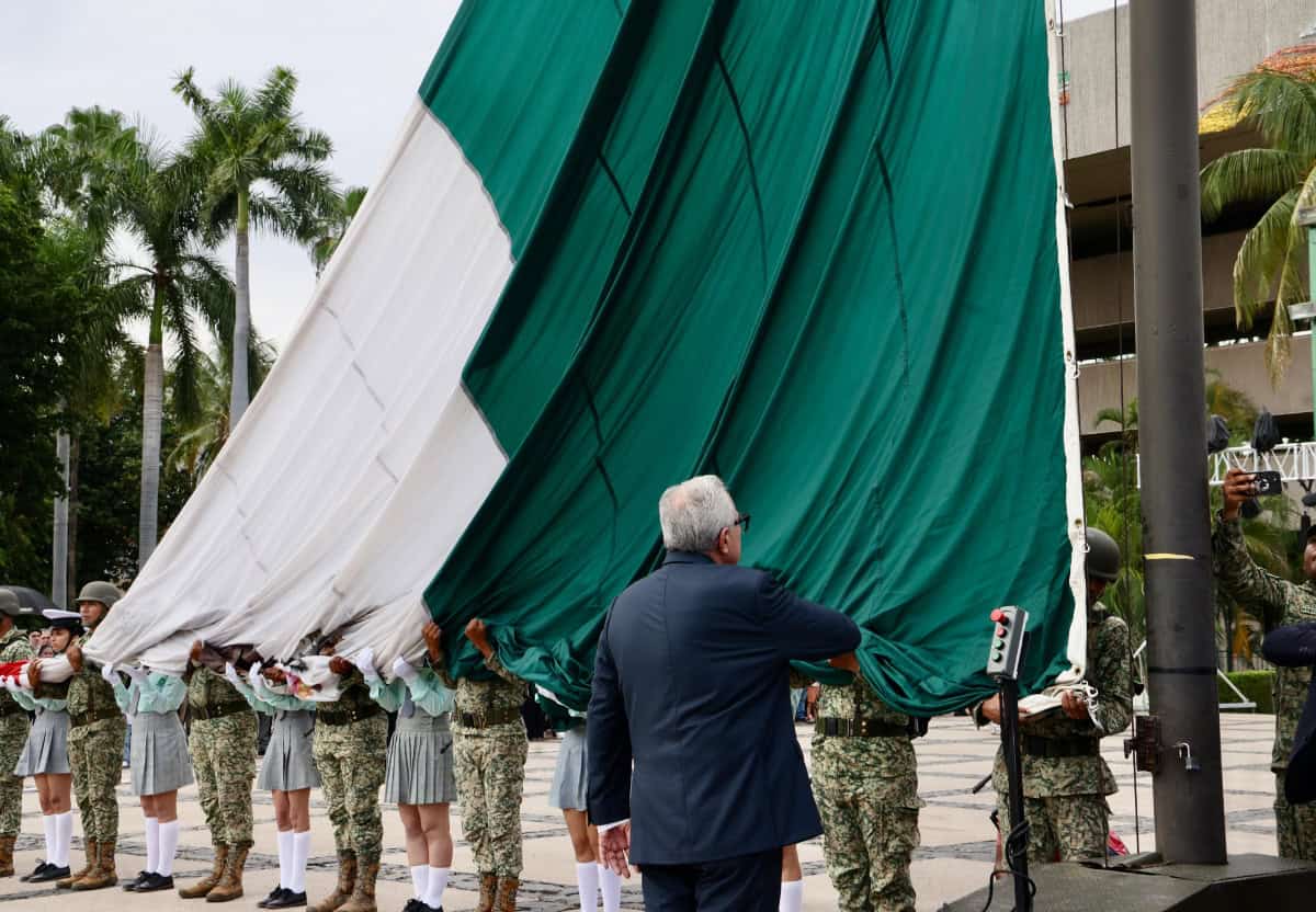 Rocha Moya encabeza ceremonia por 215 aniversario del inicio por la Independencia de México, en Culiacán