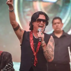 Saúl Hernández rinde homenaje a víctimas de Iztapalapa y madres buscadoras durante su show