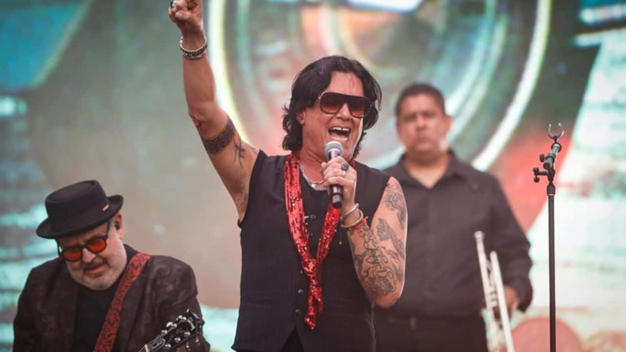 Saúl Hernández rinde homenaje a víctimas de Iztapalapa y madres buscadoras durante su show