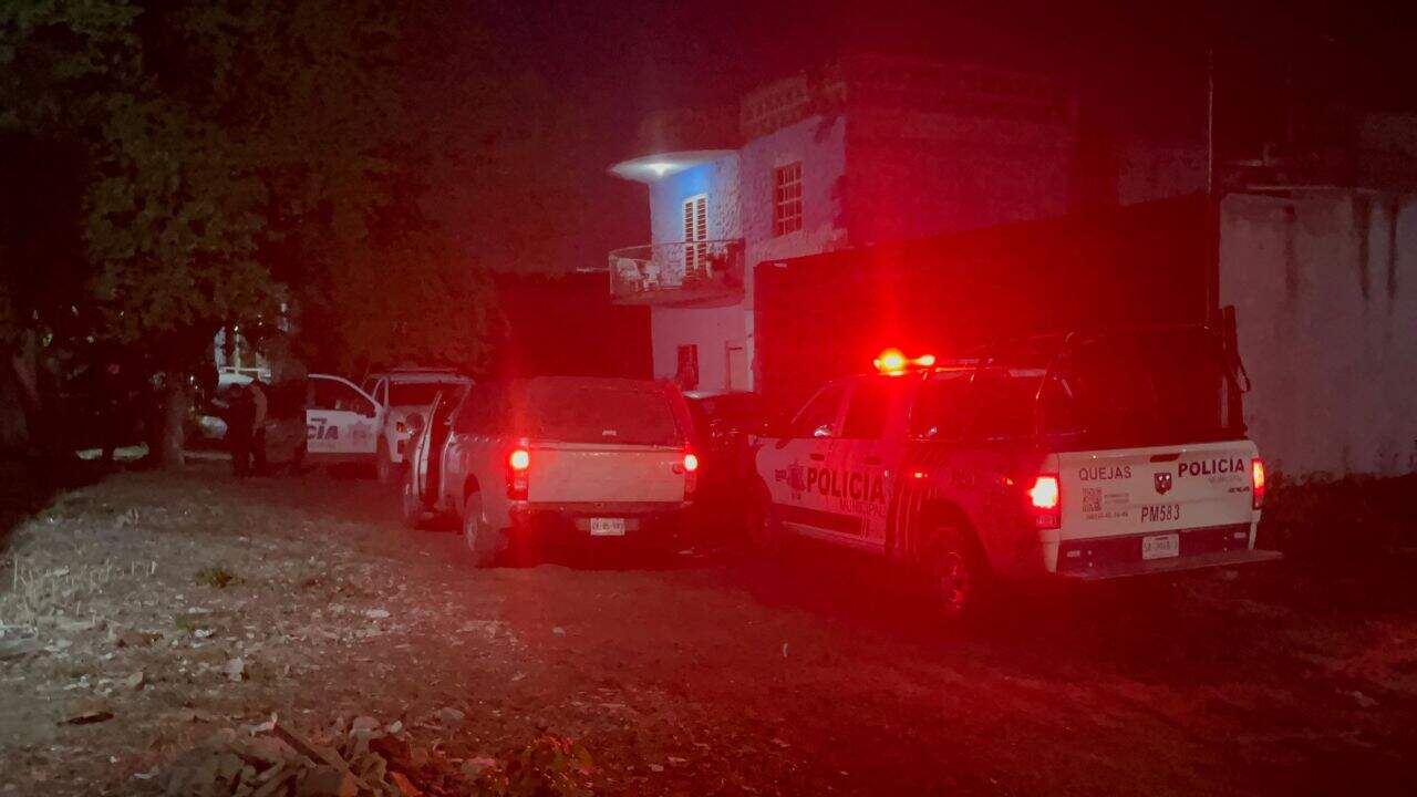 El cuerpo de la persona fallecida, quien se dijo es un hombre de 23 años, fue levantado por una funeraria de guardia, para llevarlo al Servicio Médico Forense donde se le practicarán los estudios de ley