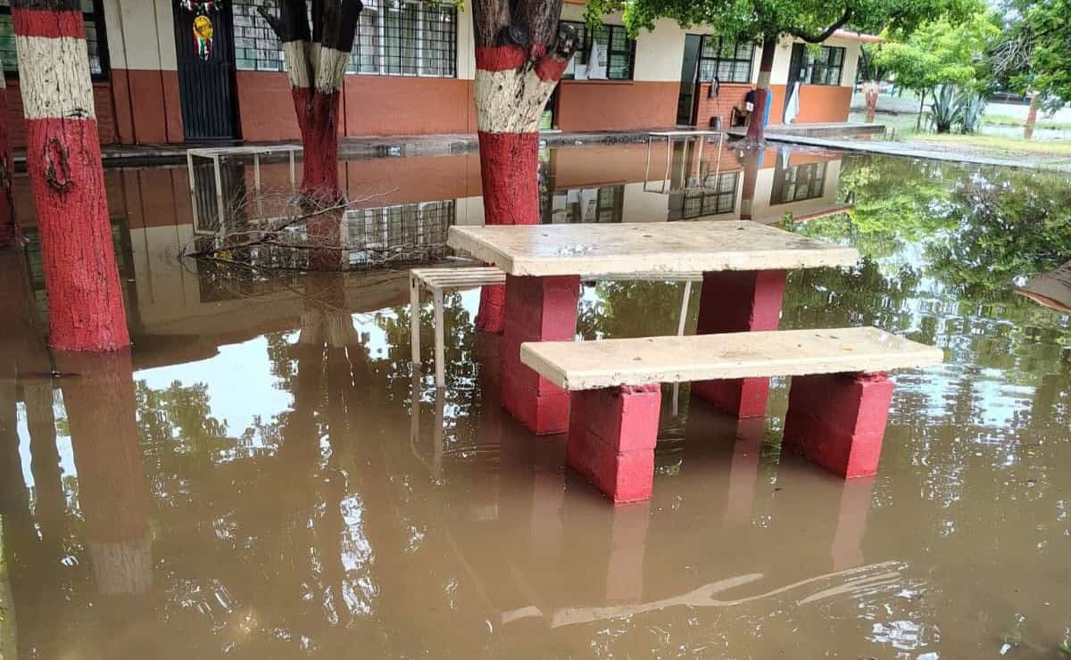 Lluvias paralizan la educación en Ahome: 10 escuelas suspenden clases por inundaciones