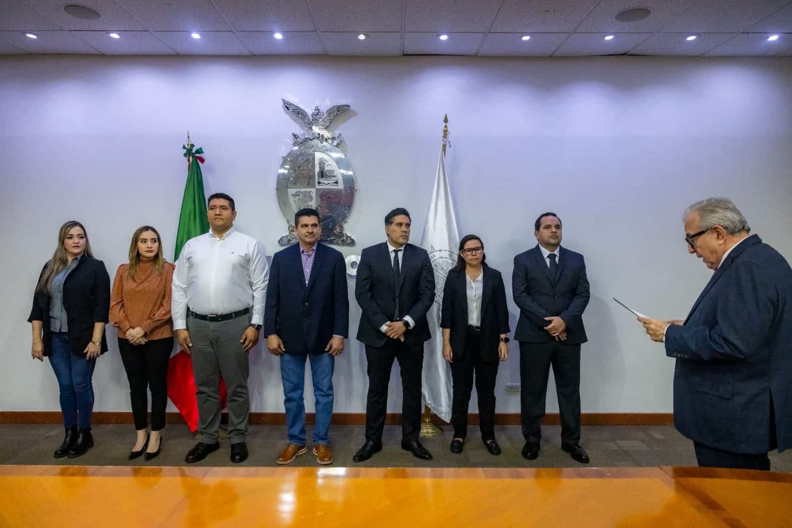 Los nuevos funcionarios.