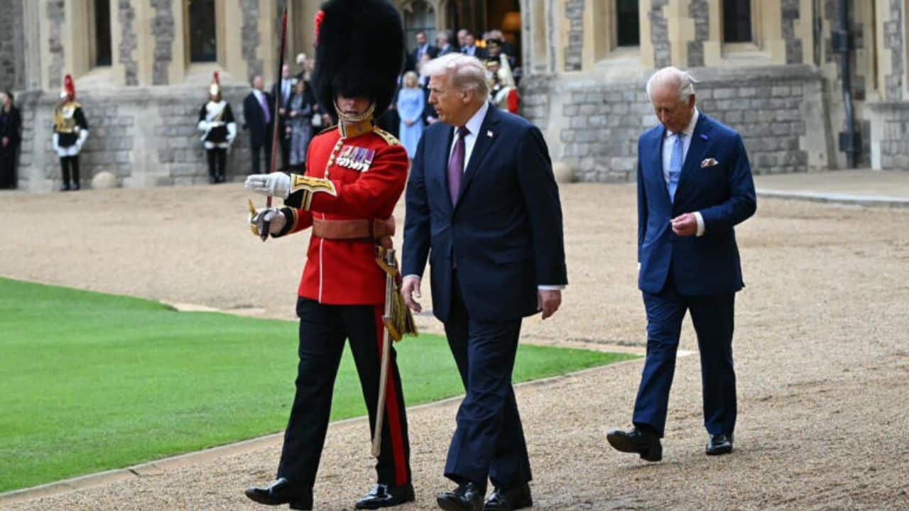 Pero durante su recorrido por el Palacio de Buckingham, la prensa señaló a Trump de haber roto los protocolos reales, al no caminar junto con el Rey Carlos III