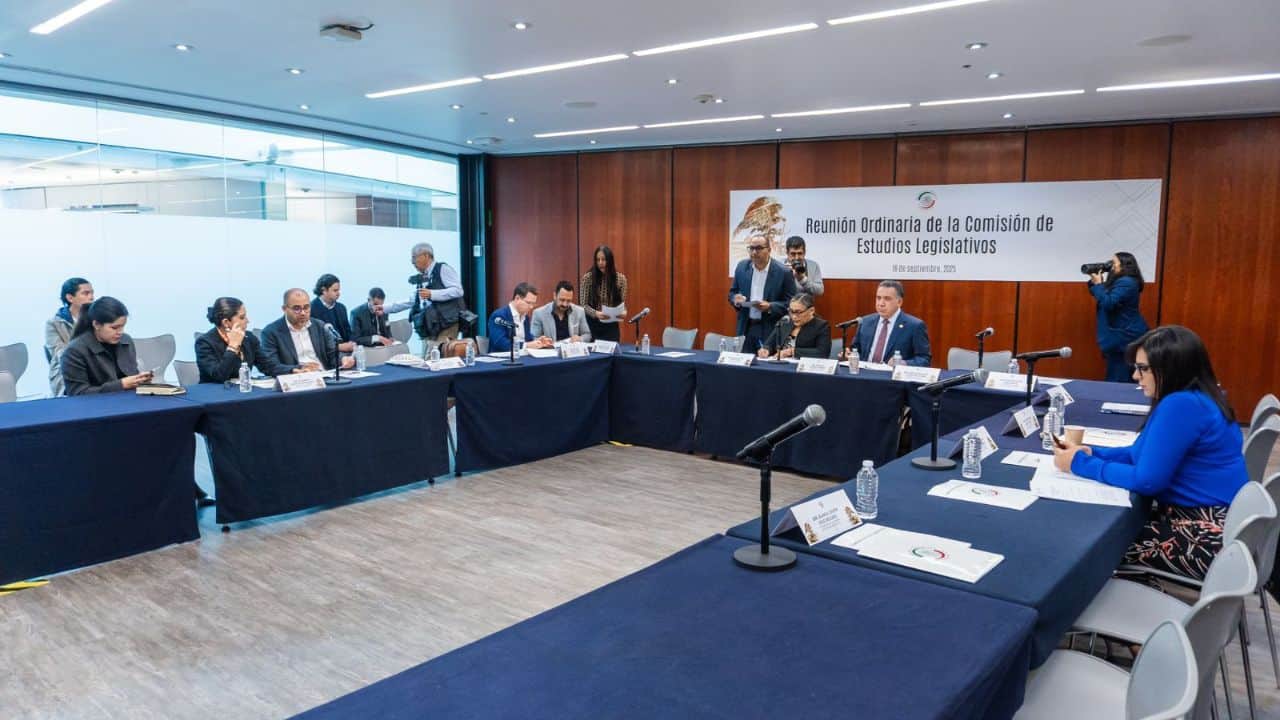 Senador Enrique Inzunza aprueba 12 dictámenes para reformar diversas leyes