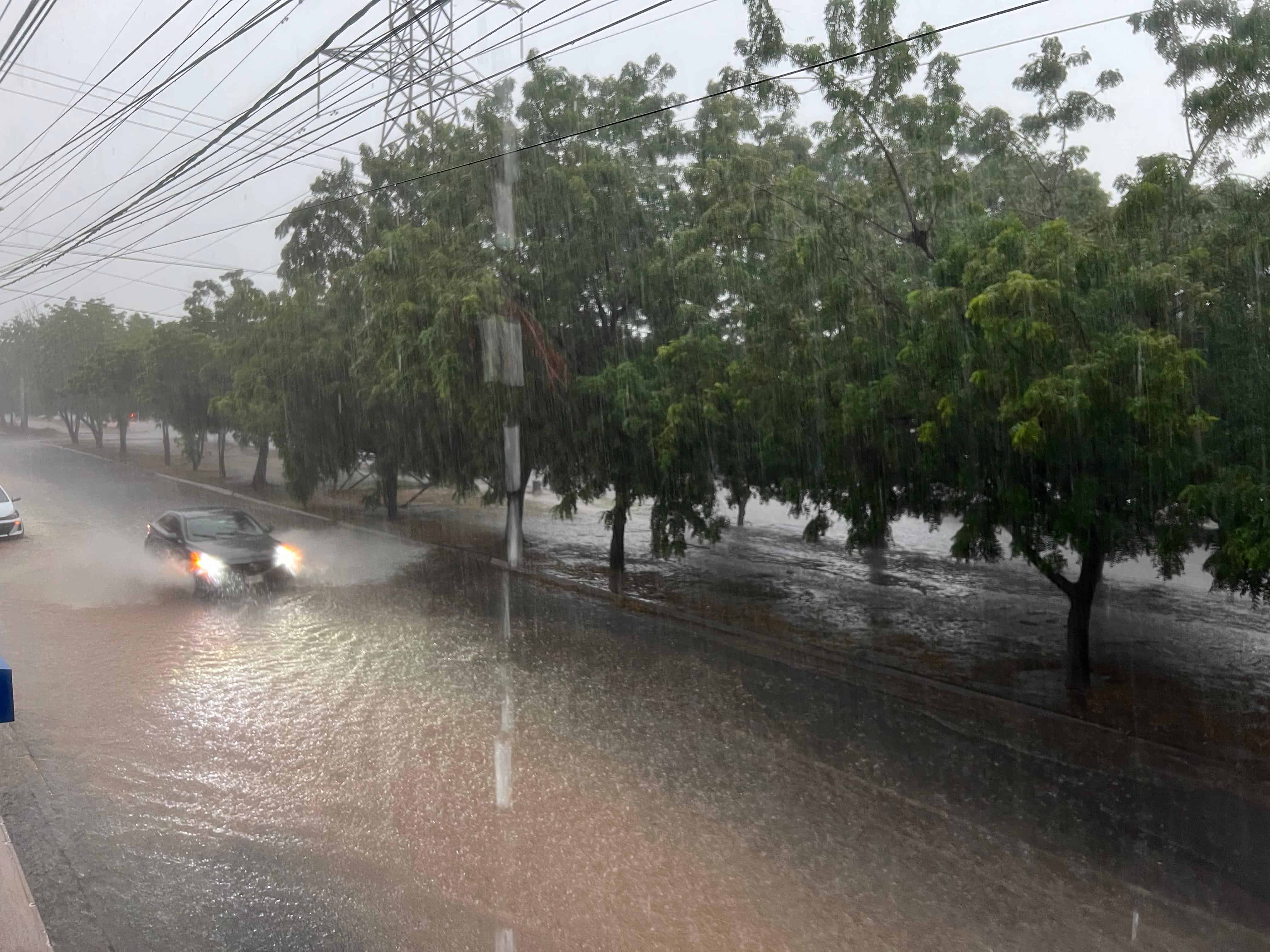 Lluvia intensa se presenta en el sector Aeropuerto de Culiacán