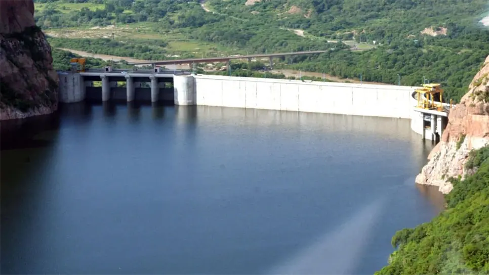 El agua almacenada en este embalse es crucial para el riego agrícola y la generación de energía eléctrica. FOTO: Luz Noticias.
