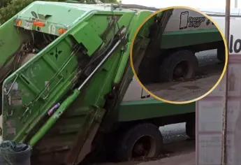 Otro socavón en Los Mochis: ahora un camión de basura quedó atrapado en la colonia Estrella