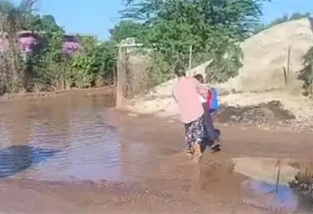 Escuelas del ejido 20 de Noviembre Nuevo en Ahome quedan rodeadas de charcos tras cada lluvia