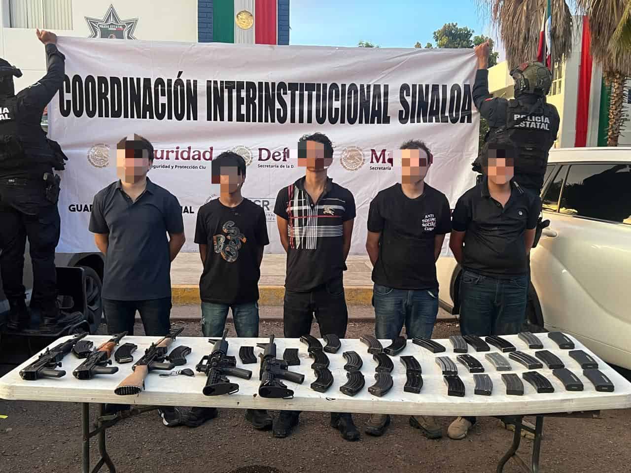 Los detenidos y el armamento asegurado. (FOTO: Cortesía).