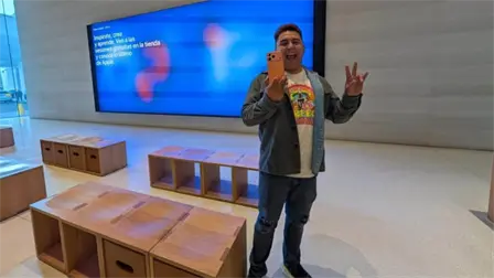 Arturo Delgado se convierte en el primer comprador mexicano del iPhone 17 Arturo Delgado se convierte en el primer comprador mexicano del iPhone 17