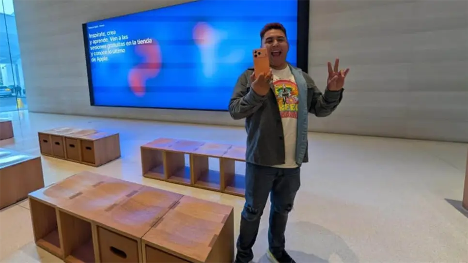 Pero Arturo para que fuera el primer mexicano en comprar el iPhone 17, este tuvo que acampar afuera de la tienda desde el miércoles sumando más de 30 horas para lograr ser el primero en tener el iPhone en sus manos