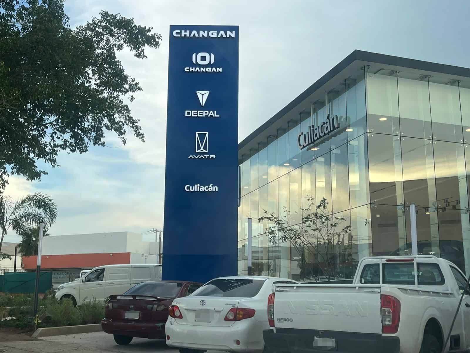 Se roban una camioneta de exhibición en una agencia de vehículos de Culiacán