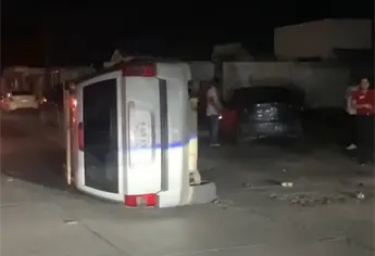 Camioneta choca contra auto estacionado y termina volcada en Los Mochis