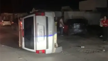 Camioneta choca contra auto estacionado y termina volcada en Los Mochis Camioneta choca contra auto estacionado y termina volcada en Los Mochis
