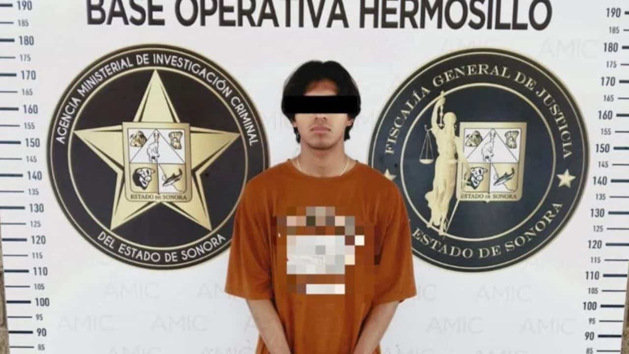Manuel Jasae "N al estar ante las autoridades correspondientes, fue señalado por los delitos de lesiones calificadas con ventaja que dejan cicatrices visibles y robo agravado en perjuicio de un elemento de la Policía Municipal de Hermosillo