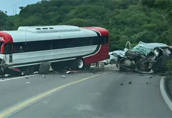 Aparatoso choque entre camión de pasajeros y camioneta se registra en Concordia