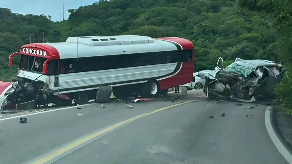 En estas condiciones terminaron el camión y la camioneta impactados. (FOTO: Mayhan Barraza).