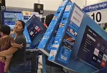 Walmart pone pantallas de 50" en $299 por error; policía evita que salgan con ellas