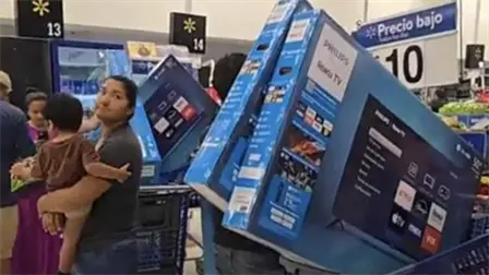 Walmart pone pantallas de 50" en $299 por error; policía evita que salgan con ellas Walmart pone pantallas de 50" en $299 por error; policía evita que salgan con ellas