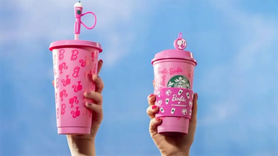 Los productos de esta colección incluyen vasos reutilizables, stoppers, mangas y un diseño que fusiona el rosa icónico de Barbie con el verde emblemático de Starbucks, generando una propuesta visual fresca, moderna y aspiracional