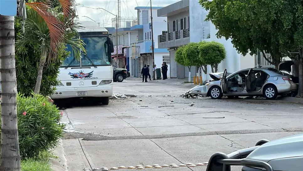 El vehículo en el que viajaban los delincuentes se impactó contra el camión del grupo Los Nuevos Coyonquis. (FOTO: Luz Noticias).