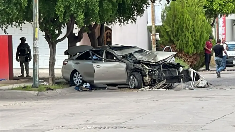 El vehículo en el que intentaban huir los delincuentes terminó completamente destrozado. (FOTO: Luz Noticias).