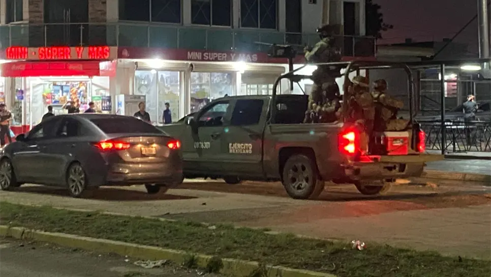 FOTO: Atacan a balazos a una mujer por una de las calles del fraccionamiento Capistrano, en Culiacán