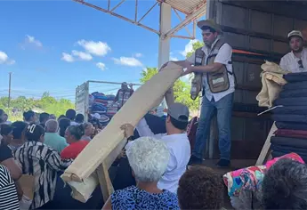 DIF Sinaloa entrega apoyos a familias del Puerto de Altata