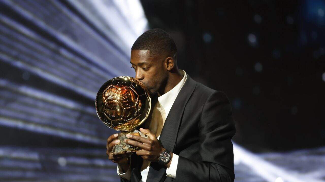 Ousmane Dembelé recibió el Balón de Oro 2025 de la mano de uno de los mejores futbolistas de todos los tiempos, el brasileño Ronaldinho