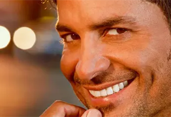 Así lucen las piernas de Chayanne a sus 57 años y las podrás ver en su concierto de Los Mochis