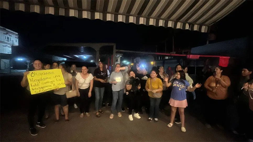 Las fanáticas se reunieron en el estacionamiento del hotel. (IFOTO: Rita Sánchez).