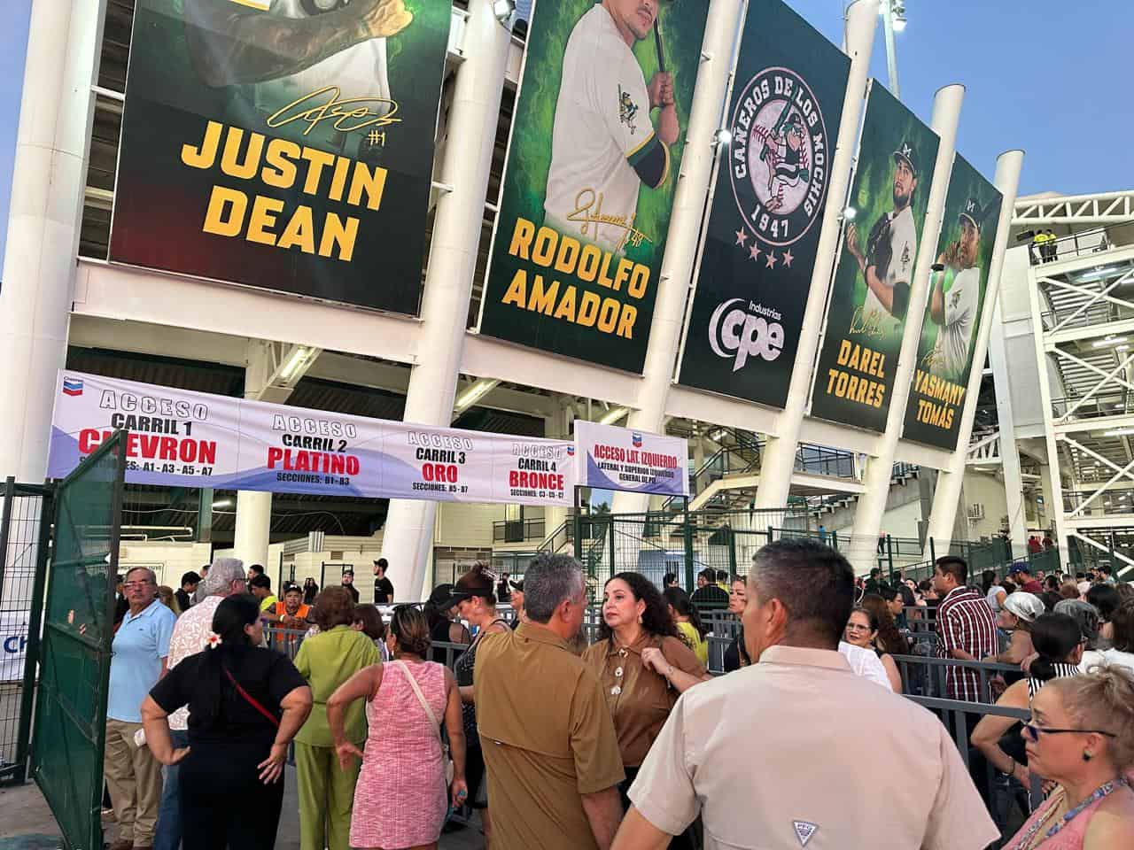 Desde temprana hora, miles de fans hicieron fila en el Chevron Park, con una gran organización. (FOTO: Ernesto Torres).