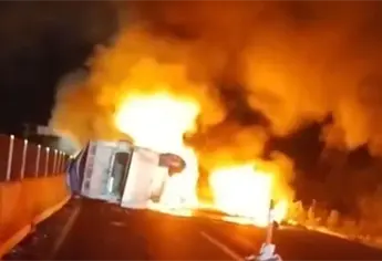 Tráiler impacta contra muro de contención y se incendia por La Cruz en Elota