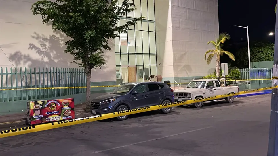 La camioneta baleada estaba estacionada justo frente a la entrada de la clínica. (FOTO: Ángel Beltrán).