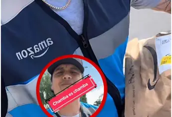 Chamba es chamba Régulo Caro sorprende al aparecer como repartidor de Amazon