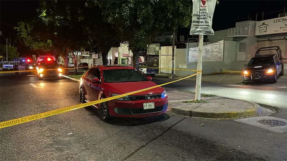 El automóvil en el que viajaban quedó abandonado en medio de la calle. (FOTO: Ángel Beltrán).