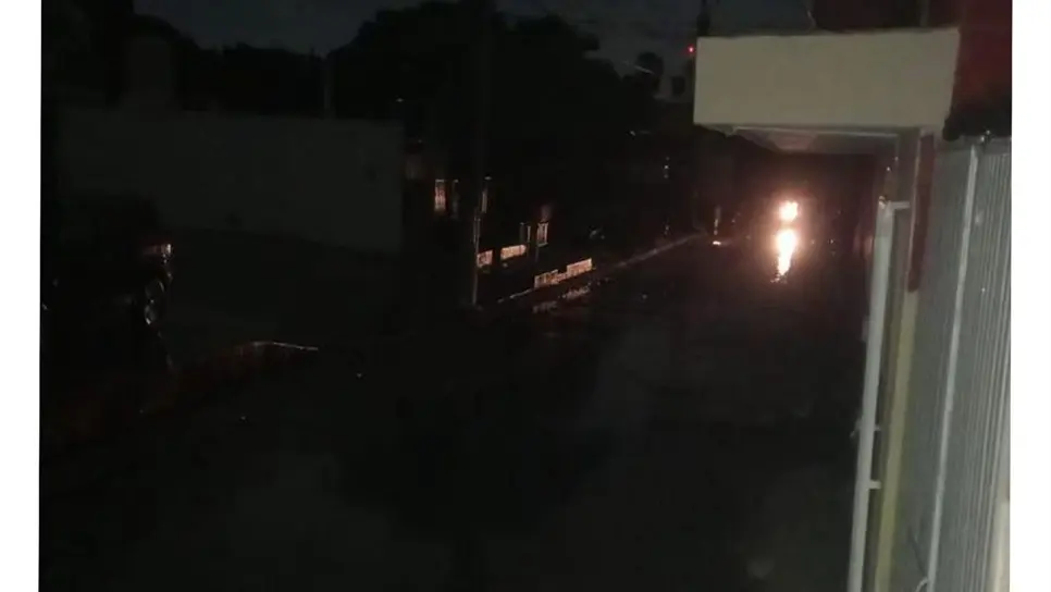 Lluvias dejan sin luz a colonias y comunidades de Mazatlán; piden a CFE restablecer servicio