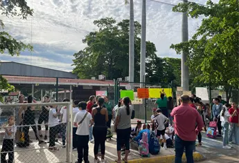 Por las altas temperaturas en los salones, padres bloquean escuela primaria en Los Mochis