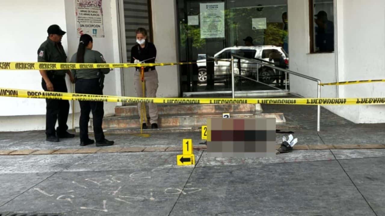 Sujeto encapuchado apuñala a un hombre en la entrada de la Vicefiscalía en Los Mochis