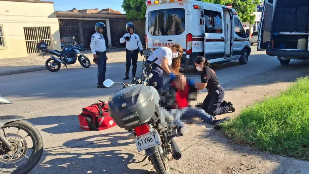 Accidente en Los Mochis deja motociclista herido; presunto responsable no respetó el alto