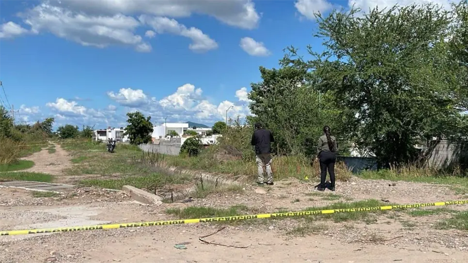 La víctima se encuentra sin identificar, vestía pantalón negro, playera amarilla y calzaba tenis blancos. FOTO: Luz Noticias.