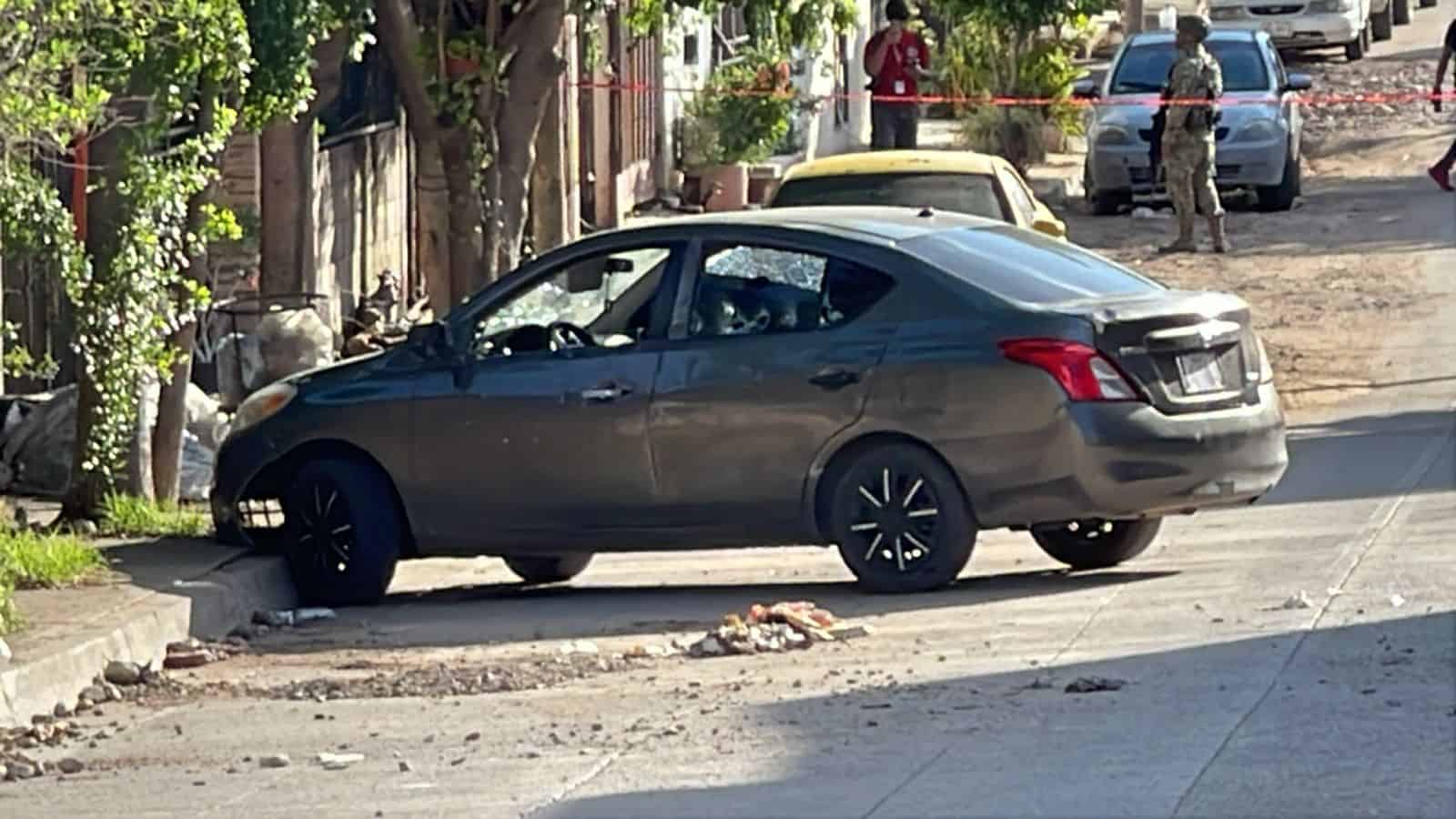 El carro quedó con decenas de impactos de bala.